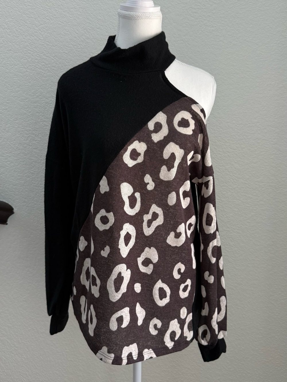 BiBi Black & Cream Leopard One-Shoulder Turtleneck Sweater